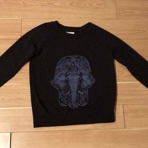 Sweater with elephant